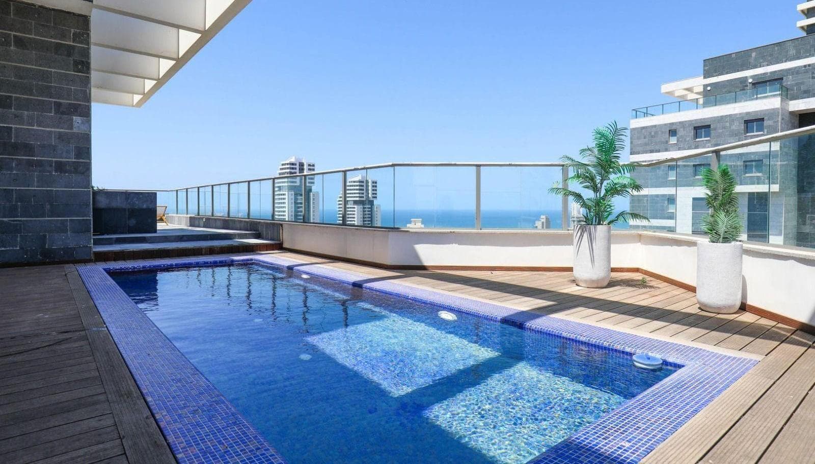 Penthouse avec piscine privee vue mer imprenable
