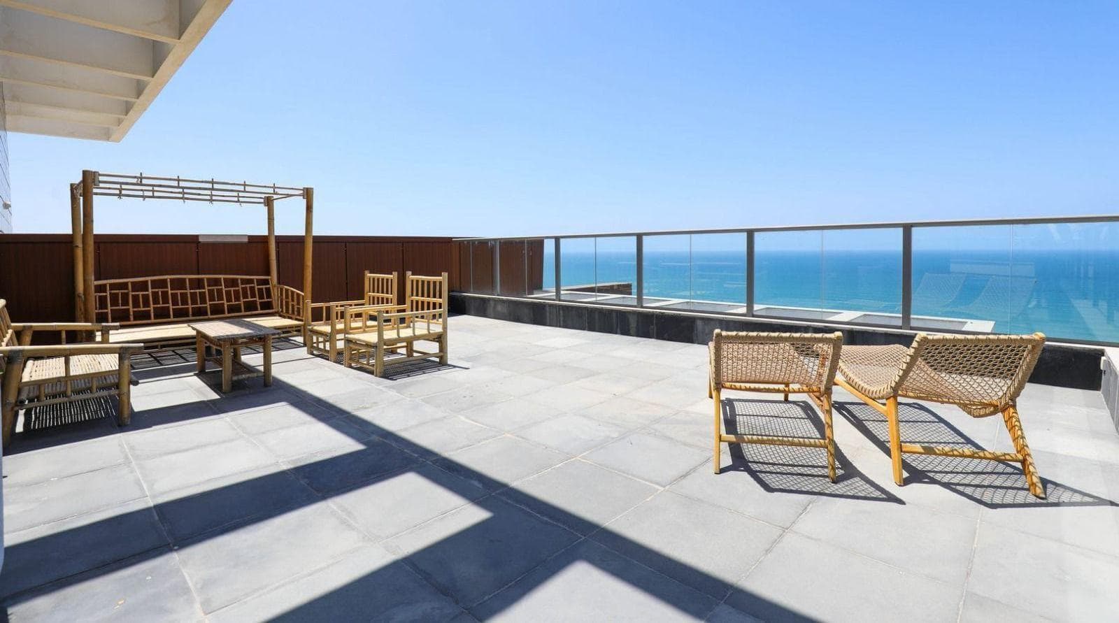 Penthouse avec piscine privee vue mer imprenable