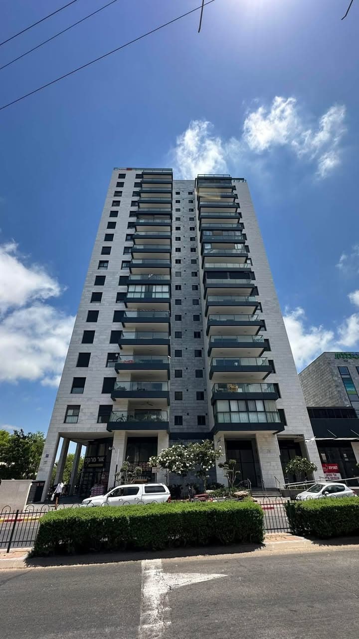 Beau 5p neuf avec terrasse netanya centre